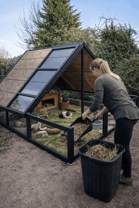 Haus für Meerschweinchen mit Schutzdach und Außengehege, einfach zu reinigen, ideal für Freilandhaltung.
