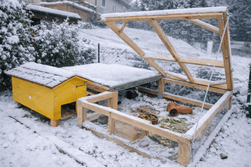 Sinnvolles Meerschweinchen-Gehege im Winter mit Schutzhaus und Außengehege.
